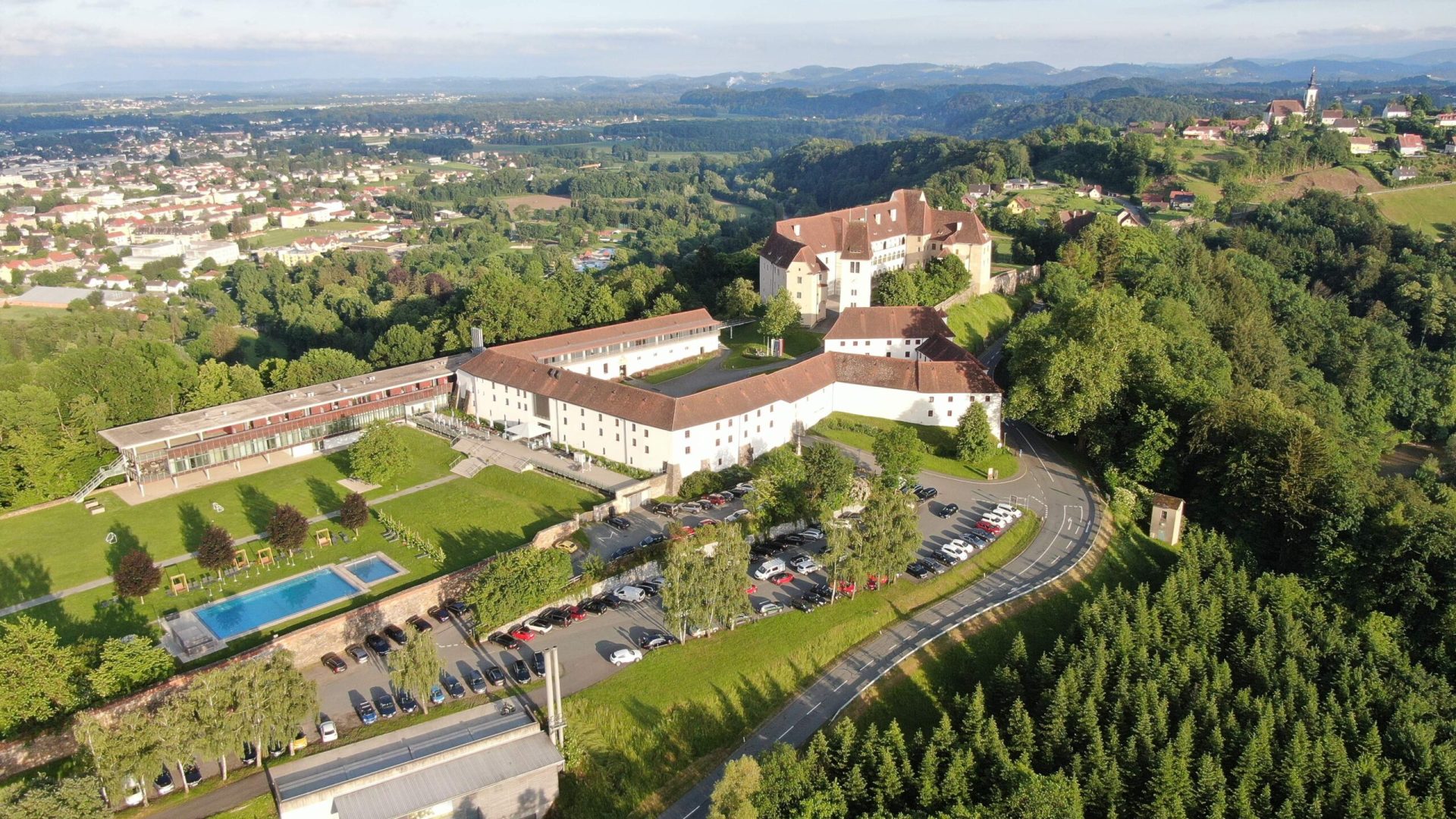 ZoXzWd1PFWq8-Schloss-Seggau-Flugaufnahme_cSchloss-Seggau